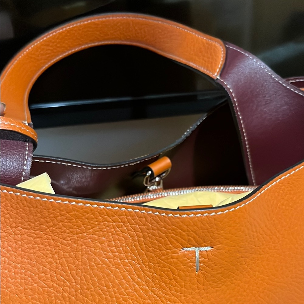 Tod’s Orange Large Leather Tote Bag - Picture 3 of 5